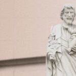 Imagem de São José que fica em frente ao Santuário do Pai das Misericórdias