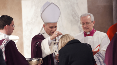 Nas cinzas sente-se o peso de um mundo em chamas, afirma Papa