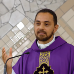 Padre durante homilia na Quaresma falando sobre escutar a Palavra de Deus e viver a conversão