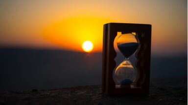 Deus não se apressa nem se atrasa: Confie no tempo d'Ele