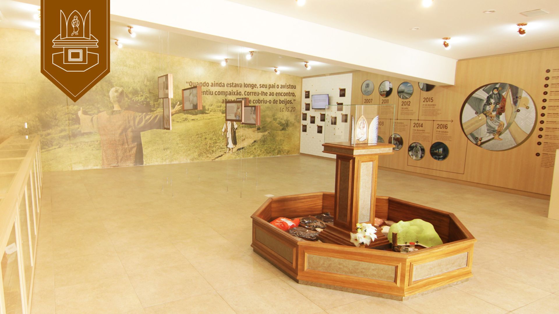 A Sala das Graças do Santuário é um espaço de oração, testemunhos e gratidão pelas graças alcançadas através da misericórdia de Deus.