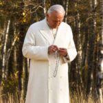 Descubra a devoção de São João Paulo II ao Santo Terço, a criação dos Mistérios da Luz e como meditar a oração no dia a dia. Leia e se inspire!