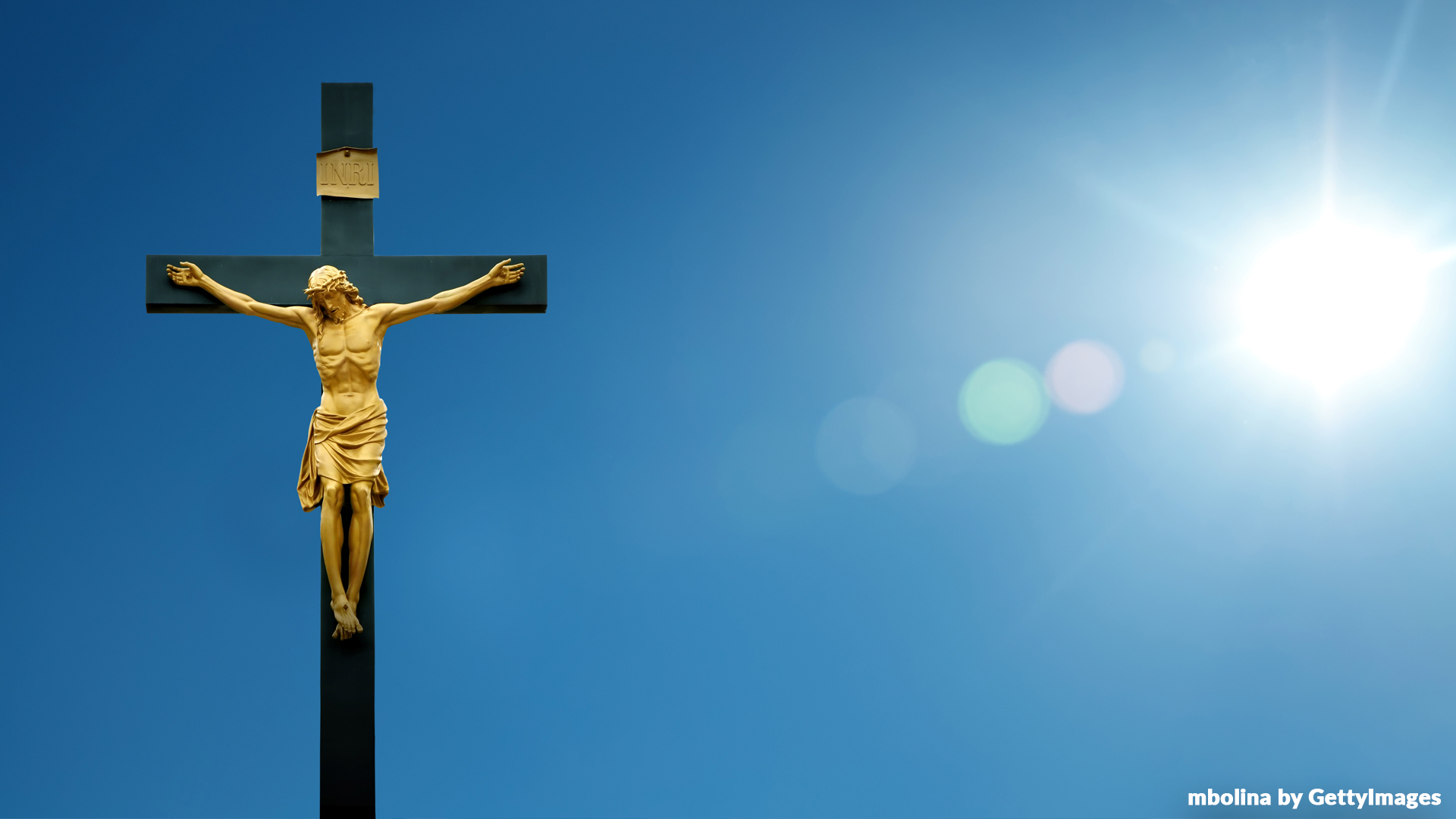 Смотровая площадка крест над местией. Небо крест деревянный. Крест над головой. Держит крест над головой. Держит крест над головой.