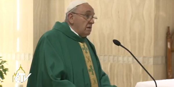 Falar mal de alguém corresponde a matá-lo, afirma Papa