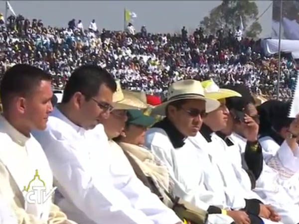 Religiosos acompanham Missa com o Papa Francisco / Foto: Reprodução CTV