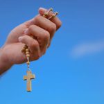 A oração do Santo Rosário nos aproxima da Virgem Maria