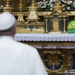 Papa visita Basílica e deposita bola verde e amarela em altar