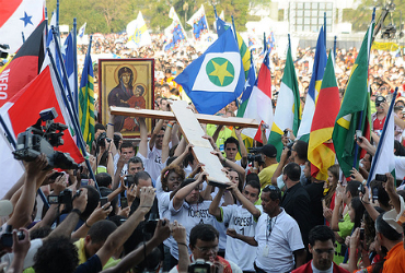 cheio Jovens carregando a cruz num clima de fé e emoção
