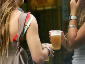Jovens-bebendo-destrave
